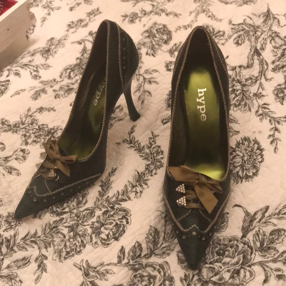 Hype green leather heels with a silk bow.Sz 6.New
